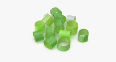 Beyaz arka planda taze yeşil zeytinler.