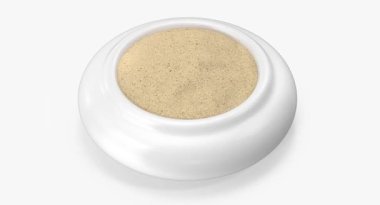 Beyaz arka planda boş bir kase yumurta..