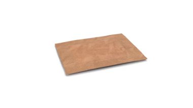 Kahverengi kese kağıdı beyaz arkaplanda izole edilmiş