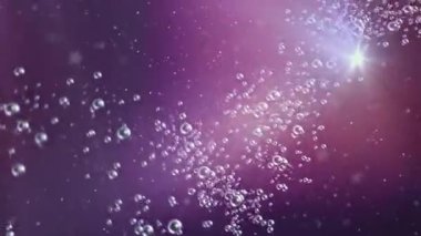 Mor arkaplanda yüzen baloncukların büyüleyici görüntüsü bir huzur ve merak hissi uyandırıyor..