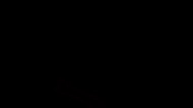 Karanlıkta parlayan neon oklar, parlak kırmızı ışık efektleriyle yön ve hareketi sembolize eder.