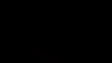 Neon oku, karanlık bir arkaplanda parlak bir şekilde parlıyor, başarıya doğru yön ve hareketi simgeliyor.