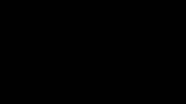 Karanlık bir arkaplan üzerinde parlayan neon bir ok, yönü ve görsel rehberliği sembolize eder.