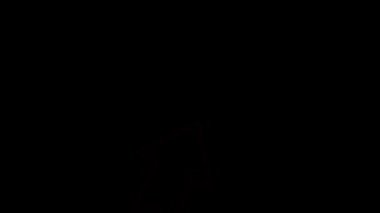 Karanlık bir arkaplanda parlayan parlak neon ok dikkat çekici görseller ve yaratıcı projeler için mükemmel.