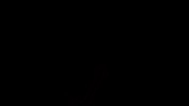 Karanlık bir arkaplanda parlayan parlak neon ok işareti çarpıcı bir görsel karşıtlık ve modern estetik cazibe yaratıyor