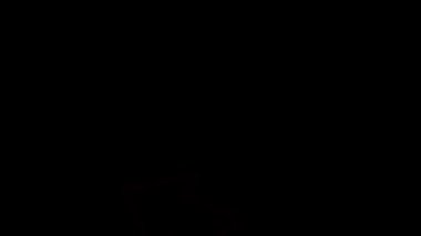 Karanlık arka planda parlayan neon ok animasyonu, dijital ortam için modern ve dinamik bir görsel etki yaratıyor