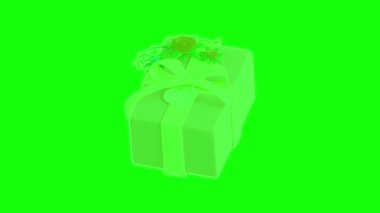 Çiçeklerle süslenmiş güzel bir pembe hediye kutusu ve canlı yeşil bir arka planda bir kalp etiketi.