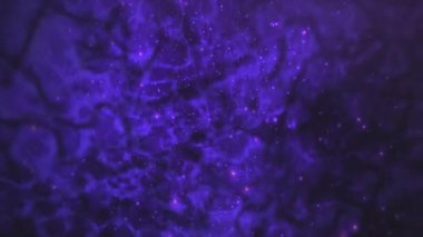 Kozmik temalı soyut bir görüntü derin morlar ve dağınık yıldızlar, bir merak hissi uyandırıyor..