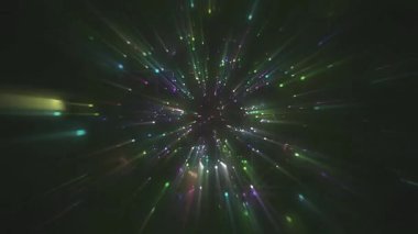 Renkli ışıkların kıvrımlı girdabı yeşil bir arkaplana karşı hareket ve enerji öneriyor..