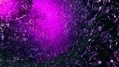 Mor ve siyah dokuların soyut girdabı, derinlik ve hareket hissi uyandırıyor..