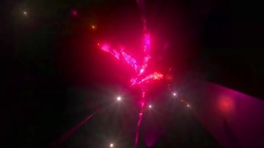 Gece gökyüzünde güzel havai fişekler