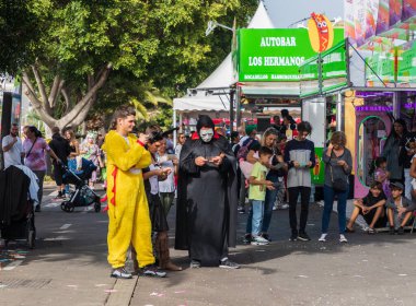 Santa CRUZ DE TENERIFE, İspanya - 13 Şubat 2024: The Coso geçidi, Cavalcada - Avenida de Anaga boyunca, Karnaval 'ın resmi sonu. İnanılmaz sıcak bir akşam, karnaval kostümlü neşeli insanlar eğleniyor..