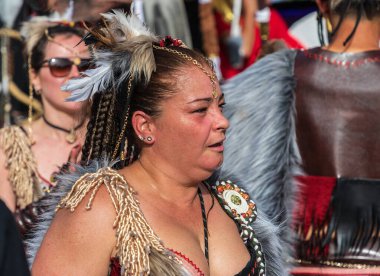 Santa CRUZ DE TENERIFE, İspanya - 13 Şubat 2024: The Coso geçidi, Cavalcada - Avenida de Anaga boyunca, Karnaval 'ın resmi sonu. İnanılmaz sıcak bir akşam, karnaval kostümlü neşeli insanlar eğleniyor..