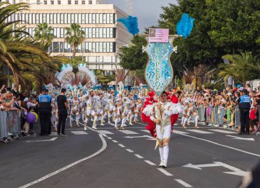 Santa CRUZ DE TENERIFE, İspanya - 13 Şubat 2024: The Coso geçidi, Cavalcada - Avenida de Anaga boyunca, Karnaval 'ın resmi sonu. İnanılmaz sıcak bir akşam, karnaval kostümlü neşeli insanlar eğleniyor..