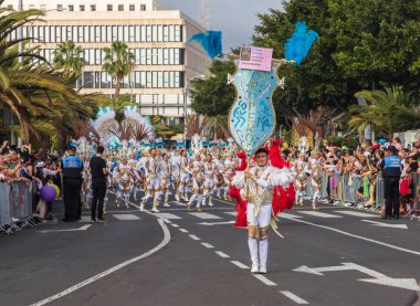 Santa CRUZ DE TENERIFE, İspanya - 13 Şubat 2024: The Coso geçidi, Cavalcada - Avenida de Anaga boyunca, Karnaval 'ın resmi sonu. İnanılmaz sıcak bir akşam, karnaval kostümlü neşeli insanlar eğleniyor..
