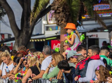 Santa CRUZ DE TENERIFE, İspanya - 13 Şubat 2024: The Coso geçidi, Cavalcada - Avenida de Anaga boyunca, Karnaval 'ın resmi sonu. İnanılmaz sıcak bir akşam, karnaval kostümlü neşeli insanlar eğleniyor..
