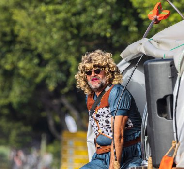 Santa CRUZ DE TENERIFE, İspanya - 13 Şubat 2024: The Coso geçidi, Cavalcada - Avenida de Anaga boyunca, Karnaval 'ın resmi sonu. İnanılmaz sıcak bir akşam, karnaval kostümlü neşeli insanlar eğleniyor..