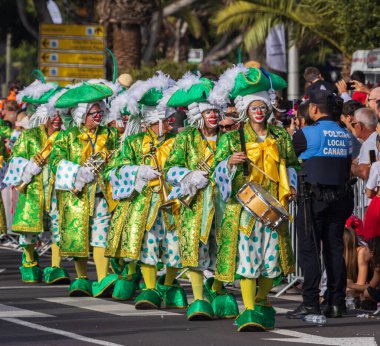 Santa CRUZ DE TENERIFE, İspanya - 13 Şubat 2024: The Coso geçidi, Cavalcada - Avenida de Anaga boyunca, Karnaval 'ın resmi sonu. İnanılmaz sıcak bir akşam, karnaval kostümlü neşeli insanlar eğleniyor..