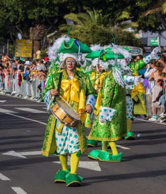 Santa CRUZ DE TENERIFE, İspanya - 13 Şubat 2024: The Coso geçidi, Cavalcada - Avenida de Anaga boyunca, Karnaval 'ın resmi sonu. İnanılmaz sıcak bir akşam, karnaval kostümlü neşeli insanlar eğleniyor..