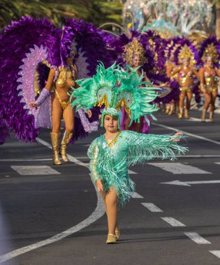 Santa CRUZ DE TENERIFE, İspanya - 13 Şubat 2024: The Coso geçidi, Cavalcada - Avenida de Anaga boyunca, Karnaval 'ın resmi sonu. İnanılmaz sıcak bir akşam, karnaval kostümlü neşeli insanlar eğleniyor..