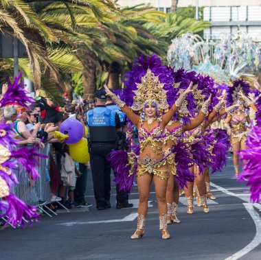 Santa CRUZ DE TENERIFE, İspanya - 13 Şubat 2024: The Coso geçidi, Cavalcada - Avenida de Anaga boyunca, Karnaval 'ın resmi sonu. İnanılmaz sıcak bir akşam, karnaval kostümlü neşeli insanlar eğleniyor..