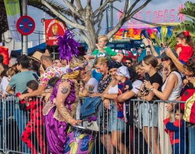 Santa CRUZ DE TENERIFE, İspanya - 13 Şubat 2024: The Coso geçidi, Cavalcada - Avenida de Anaga boyunca, Karnaval 'ın resmi sonu. İnanılmaz sıcak bir akşam, karnaval kostümlü neşeli insanlar eğleniyor..