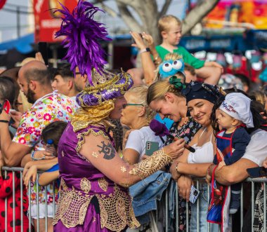 Santa CRUZ DE TENERIFE, İspanya - 13 Şubat 2024: The Coso geçidi, Cavalcada - Avenida de Anaga boyunca, Karnaval 'ın resmi sonu. İnanılmaz sıcak bir akşam, karnaval kostümlü neşeli insanlar eğleniyor..