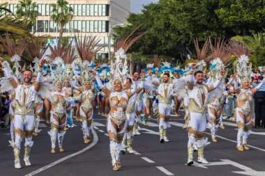 Santa CRUZ DE TENERIFE, İspanya - 13 Şubat 2024: The Coso geçidi, Cavalcada - Avenida de Anaga boyunca, Karnaval 'ın resmi sonu. İnanılmaz sıcak bir akşam, karnaval kostümlü neşeli insanlar eğleniyor..