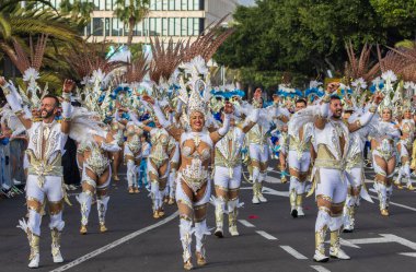 Santa CRUZ DE TENERIFE, İspanya - 13 Şubat 2024: The Coso geçidi, Cavalcada - Avenida de Anaga boyunca, Karnaval 'ın resmi sonu. İnanılmaz sıcak bir akşam, karnaval kostümlü neşeli insanlar eğleniyor..