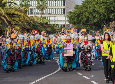Santa CRUZ DE TENERIFE, İspanya - 13 Şubat 2024: The Coso geçidi, Cavalcada - Avenida de Anaga boyunca, Karnaval 'ın resmi sonu. İnanılmaz sıcak bir akşam, karnaval kostümlü neşeli insanlar eğleniyor..