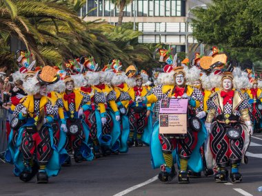 Santa CRUZ DE TENERIFE, İspanya - 13 Şubat 2024: The Coso geçidi, Cavalcada - Avenida de Anaga boyunca, Karnaval 'ın resmi sonu. İnanılmaz sıcak bir akşam, karnaval kostümlü neşeli insanlar eğleniyor..