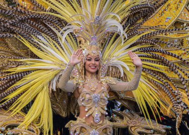 Santa CRUZ DE TENERIFE, İspanya - 13 Şubat 2024: The Coso geçidi, Cavalcada - Avenida de Anaga boyunca, Karnaval 'ın resmi sonu. İnanılmaz sıcak bir akşam, karnaval kostümlü neşeli insanlar eğleniyor..