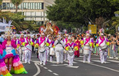 Santa CRUZ DE TENERIFE, İspanya - 13 Şubat 2024: The Coso geçidi, Cavalcada - Avenida de Anaga boyunca, Karnaval 'ın resmi sonu. İnanılmaz sıcak bir akşam, karnaval kostümlü neşeli insanlar eğleniyor..