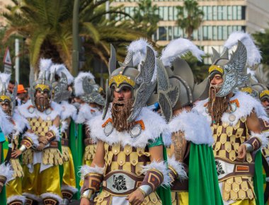 Santa CRUZ DE TENERIFE, İspanya - 13 Şubat 2024: The Coso geçidi, Cavalcada - Avenida de Anaga boyunca, Karnaval 'ın resmi sonu. İnanılmaz sıcak bir akşam, karnaval kostümlü neşeli insanlar eğleniyor..
