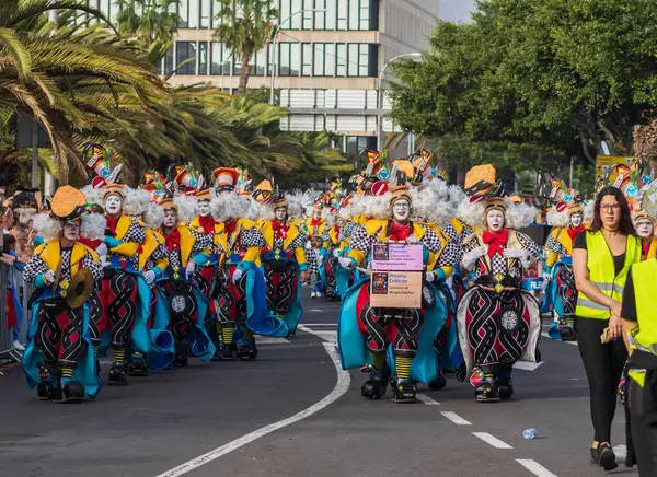 Santa CRUZ DE TENERIFE, İspanya - 13 Şubat 2024: The Coso geçidi, Cavalcada - Avenida de Anaga boyunca, Karnaval 'ın resmi sonu. İnanılmaz sıcak bir akşam, karnaval kostümlü neşeli insanlar eğleniyor..