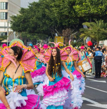 Santa CRUZ DE TENERIFE, İspanya - 13 Şubat 2024: The Coso geçidi, Cavalcada - Avenida de Anaga boyunca, Karnaval 'ın resmi sonu. İnanılmaz sıcak bir akşam, karnaval kostümlü neşeli insanlar eğleniyor..