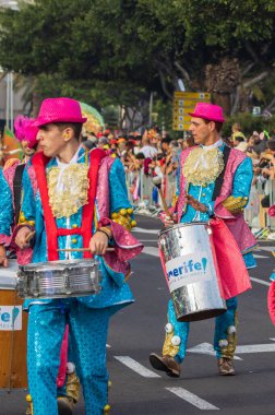 Santa CRUZ DE TENERIFE, İspanya - 13 Şubat 2024: The Coso geçidi, Cavalcada - Avenida de Anaga boyunca, Karnaval 'ın resmi sonu. İnanılmaz sıcak bir akşam, karnaval kostümlü neşeli insanlar eğleniyor..