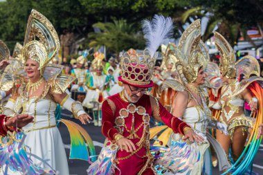 Santa CRUZ DE TENERIFE, İspanya - 13 Şubat 2024: The Coso geçidi, Cavalcada - Avenida de Anaga boyunca, Karnaval 'ın resmi sonu. İnanılmaz sıcak bir akşam, karnaval kostümlü neşeli insanlar eğleniyor..