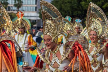 Santa CRUZ DE TENERIFE, İspanya - 13 Şubat 2024: The Coso geçidi, Cavalcada - Avenida de Anaga boyunca, Karnaval 'ın resmi sonu. İnanılmaz sıcak bir akşam, karnaval kostümlü neşeli insanlar eğleniyor..