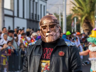 Santa CRUZ DE TENERIFE, İspanya - 13 Şubat 2024: The Coso geçidi, Cavalcada - Avenida de Anaga boyunca, Karnaval 'ın resmi sonu. İnanılmaz sıcak bir akşam, karnaval kostümlü neşeli insanlar eğleniyor..