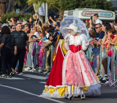 Santa CRUZ DE TENERIFE, İspanya - 13 Şubat 2024: The Coso geçidi, Cavalcada - Avenida de Anaga boyunca, Karnaval 'ın resmi sonu. İnanılmaz sıcak bir akşam, karnaval kostümlü neşeli insanlar eğleniyor..