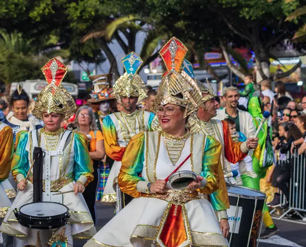 stock image SANTA CRUZ DE TENERIFE, SPAIN - FEBRUARY 13, 2024: The Coso parade, Cavalcada - along the Avenida de Anaga, official end of Carnival. Amazing warm evening, joyful people in carnival costumes have fun.