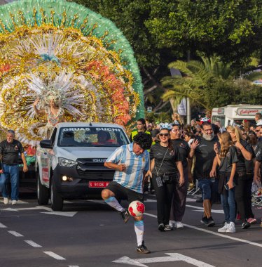 Santa CRUZ DE TENERIFE, İspanya - 13 Şubat 2024: The Coso geçidi, Cavalcada - Avenida de Anaga boyunca, Karnaval 'ın resmi sonu. İnanılmaz sıcak bir akşam, karnaval kostümlü neşeli insanlar eğleniyor..