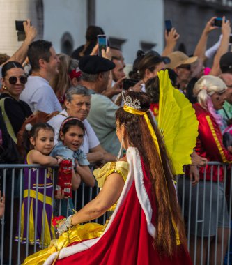 Santa CRUZ DE TENERIFE, İspanya - 13 Şubat 2024: The Coso geçidi, Cavalcada - Avenida de Anaga boyunca, Karnaval 'ın resmi sonu. İnanılmaz sıcak bir akşam, karnaval kostümlü neşeli insanlar eğleniyor..