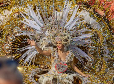 Santa CRUZ DE TENERIFE, İspanya - 13 Şubat 2024: The Coso geçidi, Cavalcada - Avenida de Anaga boyunca, Karnaval 'ın resmi sonu. İnanılmaz sıcak bir akşam, karnaval kostümlü neşeli insanlar eğleniyor..