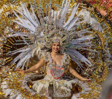 Santa CRUZ DE TENERIFE, İspanya - 13 Şubat 2024: The Coso geçidi, Cavalcada - Avenida de Anaga boyunca, Karnaval 'ın resmi sonu. İnanılmaz sıcak bir akşam, karnaval kostümlü neşeli insanlar eğleniyor..