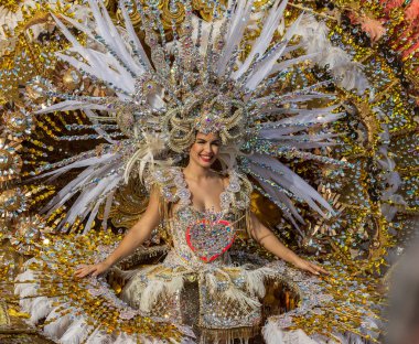 Santa CRUZ DE TENERIFE, İspanya - 13 Şubat 2024: The Coso geçidi, Cavalcada - Avenida de Anaga boyunca, Karnaval 'ın resmi sonu. İnanılmaz sıcak bir akşam, karnaval kostümlü neşeli insanlar eğleniyor..