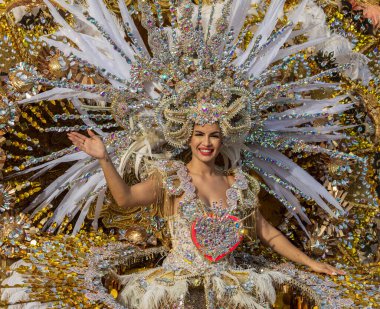 Santa CRUZ DE TENERIFE, İspanya - 13 Şubat 2024: The Coso geçidi, Cavalcada - Avenida de Anaga boyunca, Karnaval 'ın resmi sonu. İnanılmaz sıcak bir akşam, karnaval kostümlü neşeli insanlar eğleniyor..