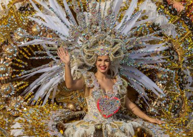 Santa CRUZ DE TENERIFE, İspanya - 13 Şubat 2024: The Coso geçidi, Cavalcada - Avenida de Anaga boyunca, Karnaval 'ın resmi sonu. İnanılmaz sıcak bir akşam, karnaval kostümlü neşeli insanlar eğleniyor..