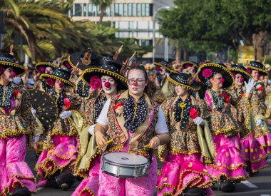Santa CRUZ DE TENERIFE, İspanya - 13 Şubat 2024: The Coso geçidi, Cavalcada - Avenida de Anaga boyunca, Karnaval 'ın resmi sonu. İnanılmaz sıcak bir akşam, karnaval kostümlü neşeli insanlar eğleniyor..